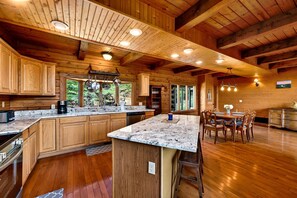 Una cocina amplia con armarios de madera, encimeras de granito y una isla central.