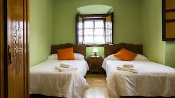 3 habitaciones, escritorio y tabla de planchar con plancha