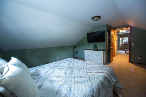 Quaint 4-bedroom farmhouse with a view!
