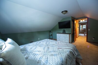 Quaint 4-bedroom farmhouse with a view!