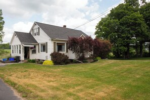 Exterior - Quaint 4-bedroom farmhouse with a view! (Rome)