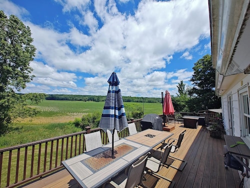 Quaint 4-bedroom farmhouse with a view!
