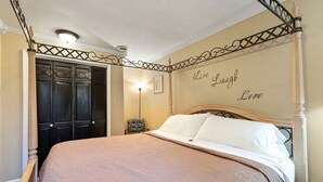 2 Schlafzimmer, Schreibtisch, Bügeleisen/Bügelbrett, Reisekinderbett