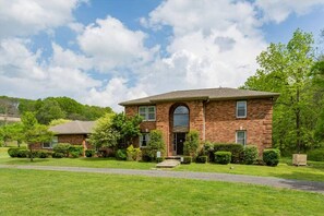 Unclassified image, 3 of 58, button - Peaceful Historic Villa with Hot Tub & Pool near Downtown Nashville, Tennessee (Goodlettsville)