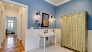 Hair dryer, towels, soap, shampoo - Luxurious Secluded Vineyard Estate with Private 32-Acre Vineyard & Fireplace Porch near Downtown Nashville, Georgia (Nashville)