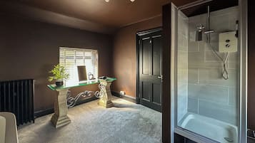Bồn tắm và buồng tắm vòi sen riêng, máy sấy tóc, khăn tắm, xà phòng