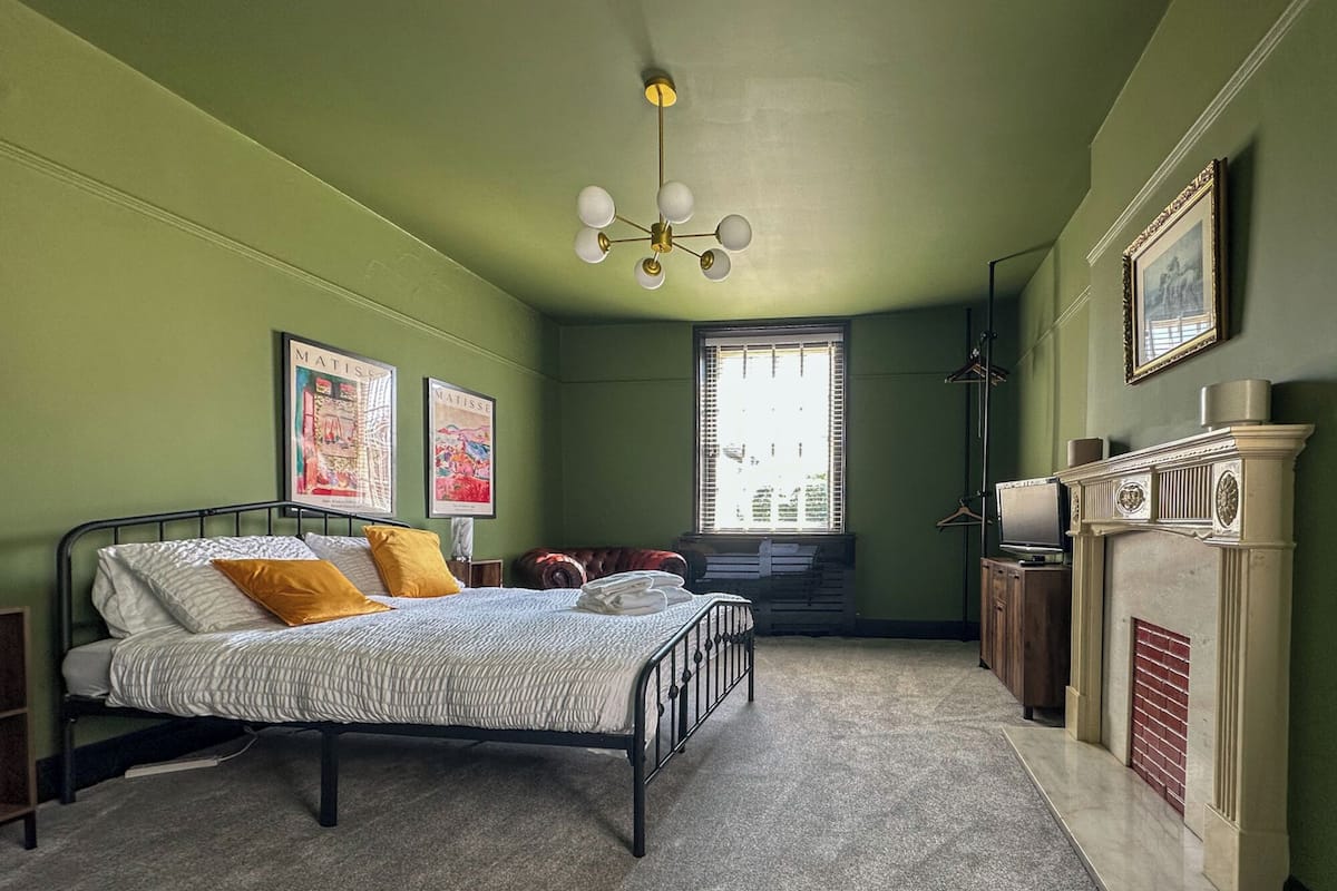 Habitación superior, 1 cama de matrimonio grande | Tabla de planchar con plancha y wifi gratis