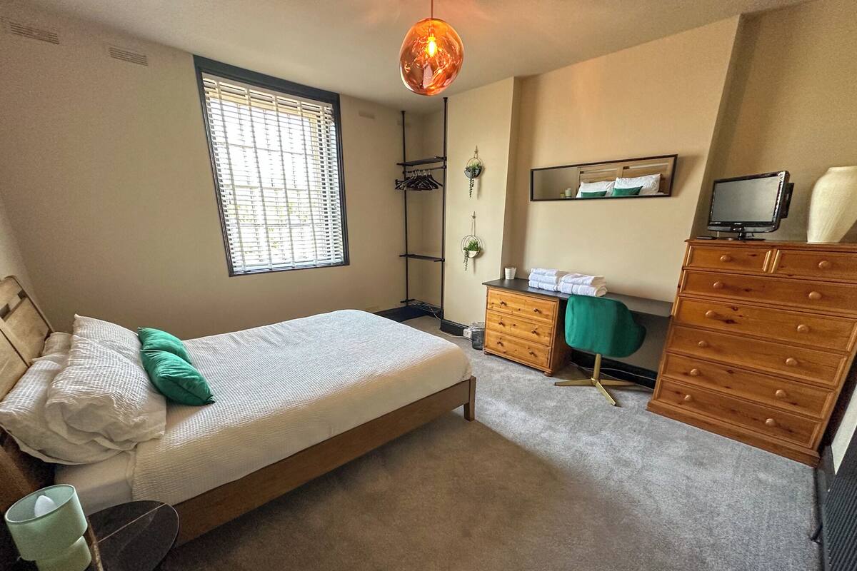 Habitación Deluxe, 1 cama de matrimonio grande | Tabla de planchar con plancha y wifi gratis
