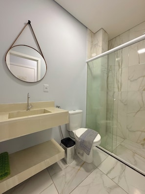 Habitación triple Confort | Baño | Regadera, secadora de cabello, toallas, jabón 