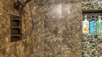 Secador de cabelo, toalhas de banho