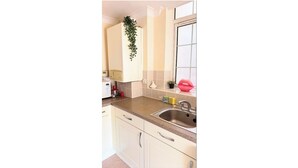 Private kitchen - Fabulous 3 bedroom flat in Queens Park!! (London)