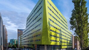 Moderni rakennus, jonka ainutlaatuinen kolmiomainen muoto, lukuisat ikkunat ja huomiota herättävä sisäänkäynti tekevät siitä erityisen.