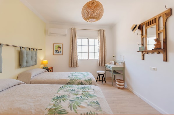 Iron/ironing board, Internet, bed sheets - Deluxe Double Room with Private Terrace (Lobres)