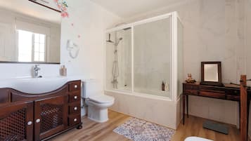 Asciugacapelli, bidet, asciugamani, carta igienica
