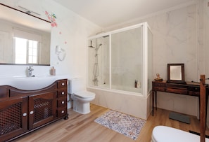 Een haardroger, een bidet, handdoeken, toiletpapier