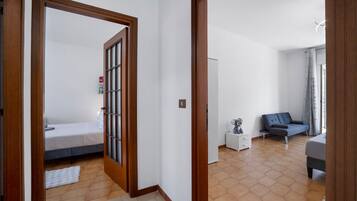 2 slaapkamers, een strijkplank/strijkijzer, wifi, beddengoed