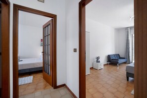 2 habitaciones, tabla de planchar con plancha, wifi y ropa de cama 