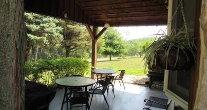 3-bedroom Pine Cone cottage in lovely Lancaster with AC and charm
