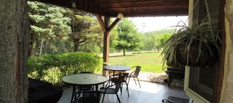 3-bedroom Pine Cone cottage in lovely Lancaster with AC and charm