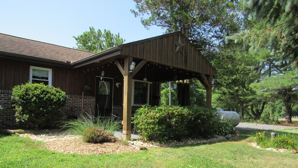 Unclassified image, 1 of 24, button - 3-bedroom Pine Cone cottage in lovely Lancaster with AC and charm (Lancaster)