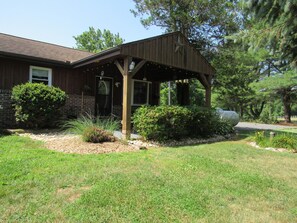 Exterior - 3-bedroom Pine Cone cottage in lovely Lancaster with AC and charm (Lancaster)