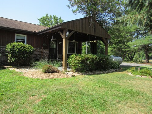 3-bedroom Pine Cone cottage in lovely Lancaster with AC and charm