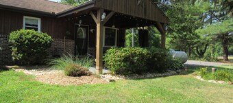 3-bedroom Pine Cone cottage in lovely Lancaster with AC and charm