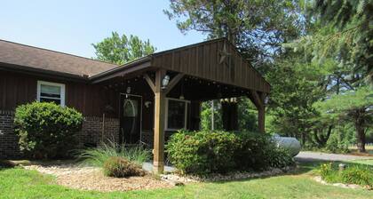 3-bedroom Pine Cone cottage in lovely Lancaster with AC and charm