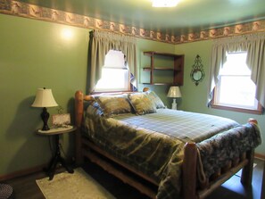 Room - 3-bedroom Pine Cone cottage in lovely Lancaster with AC and charm (Lancaster)