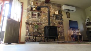 Unclassified image, 3 of 24, button - 3-bedroom Pine Cone cottage in lovely Lancaster with AC and charm (Lancaster)