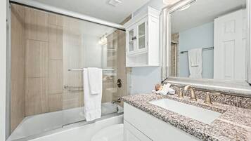 Combined shower/tub, free toiletries, hair dryer, towels