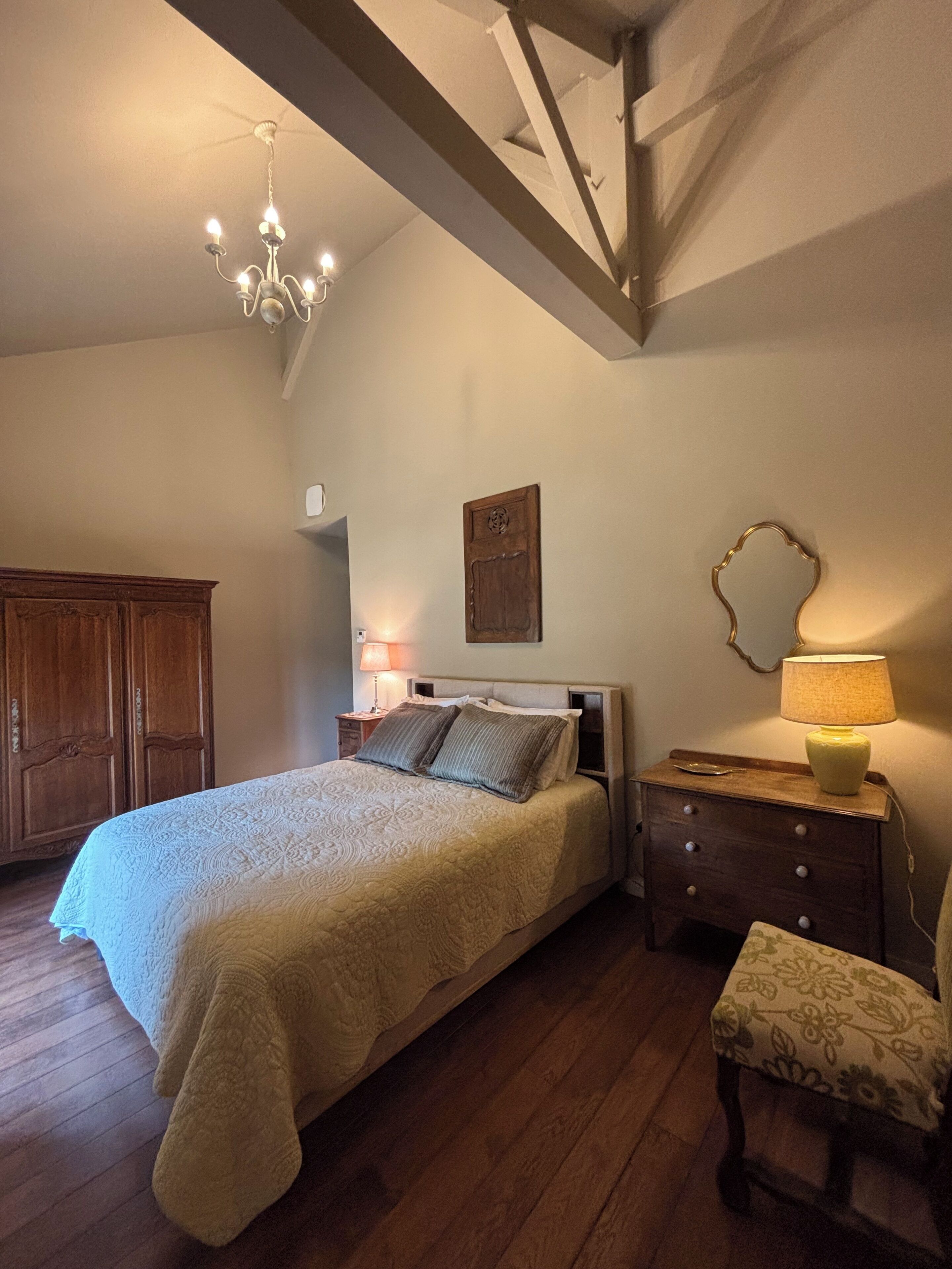 5 bedrooms, iron/ironing board, WiFi, bed sheets