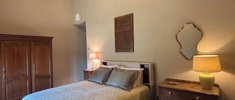 5 bedrooms, iron/ironing board, WiFi, bed sheets