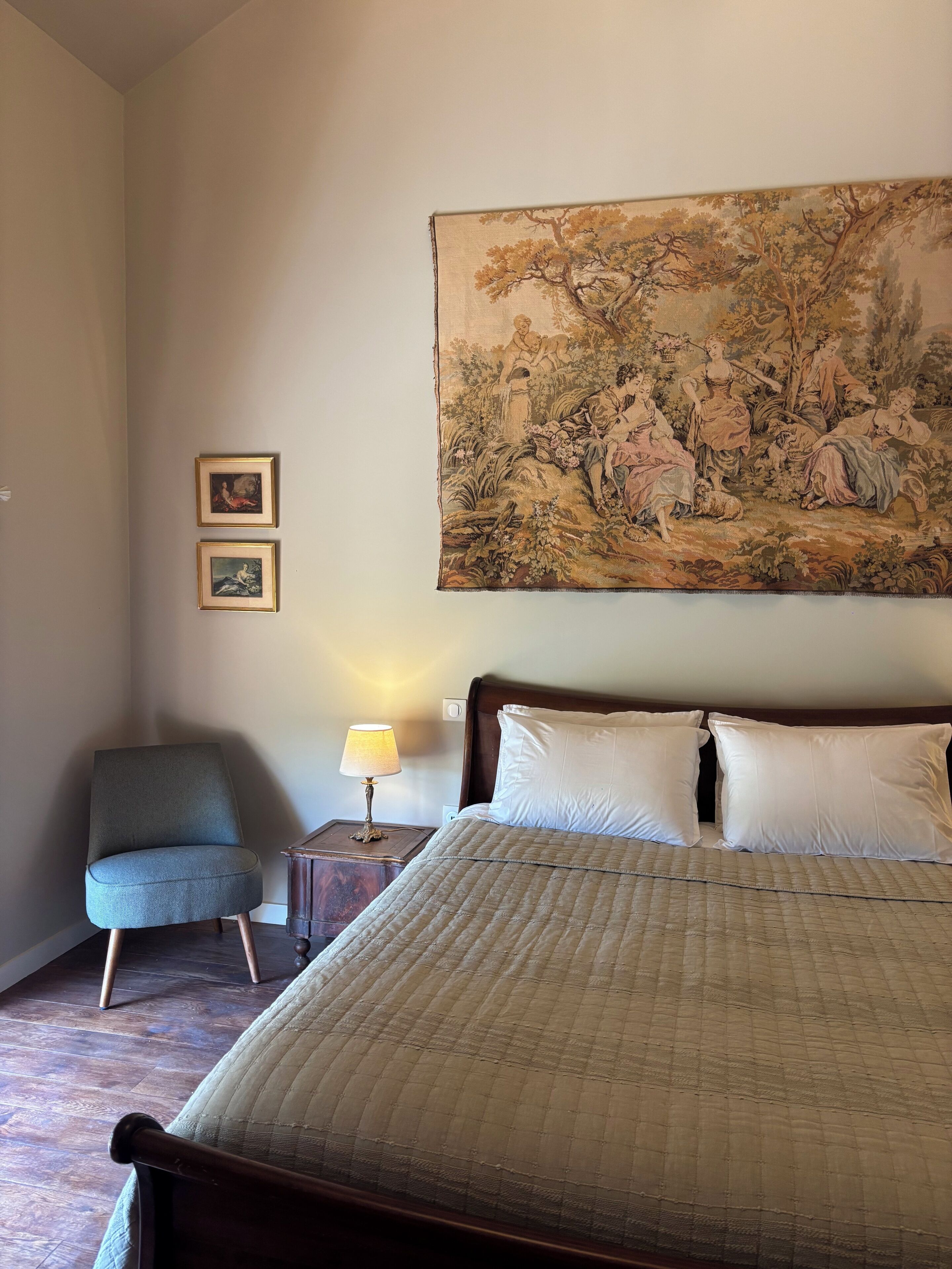 5 bedrooms, iron/ironing board, WiFi, bed sheets