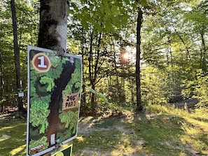 A trail sign with a map and distance markers in a wooded area. - Off-Grid Treehouse! White Mountain National Forest (Stoneham)