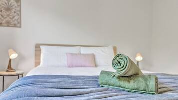 3 habitaciones, tabla de planchar con plancha, cuna de viaje y internet