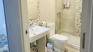 Shower, hair dryer, towels, soap - Mesones Apartments: Superior 1-Bedroom Apartment (Granada)