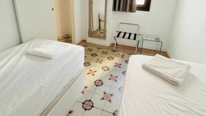1 bedroom, Internet, bed sheets - Mesones Apartments: Superior 1-Bedroom Apartment (Granada)