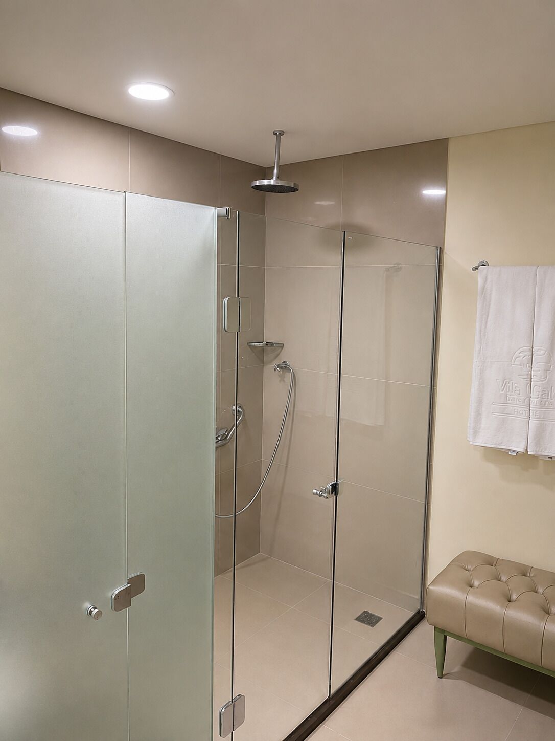 Chuveiro, produtos de toalete grátis, secador de cabelo 