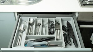 Un tiroir de cuisine contenant des ustensiles et des outils.