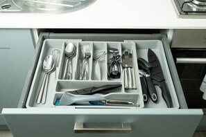 Eine Schublade mit Küchenutensilien und Werkzeugen.