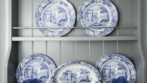 Un ensemble d’assiettes bleues et blanches à motifs, disposées sur une étagère.