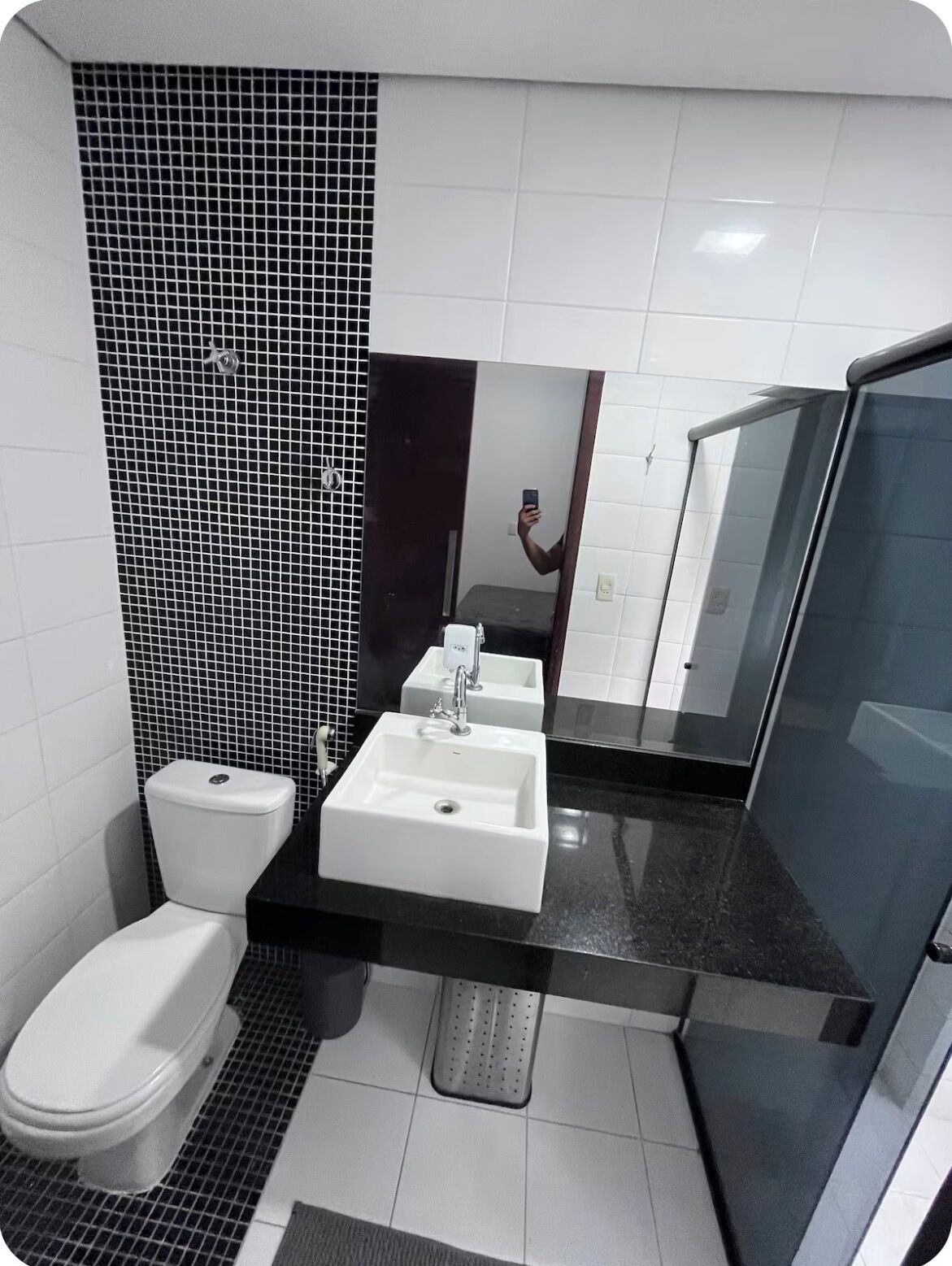 Toalhas de banho, sabonete, papel higiênico 