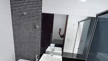 Toalhas de banho, sabonete, papel higiênico