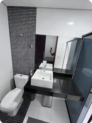 Serviettes fournies, savon, papier de toilette