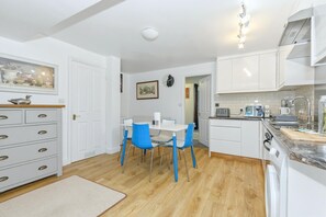 Fridge, microwave, oven, toaster - Headingley Haven with a Sauna + Parking - Pass the Keys (Leeds)