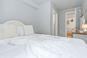 2 bedrooms, iron/ironing board, free WiFi, bed sheets - Headingley Haven with a Sauna + Parking - Pass the Keys (Leeds)