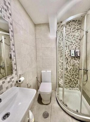 Dusche, Haartrockner, Handtücher, Seife