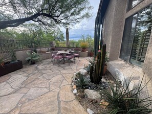 Outdoor dining - Ventana Canyon Golf and Racquet Club 2-bedroom townhome (Tucson)