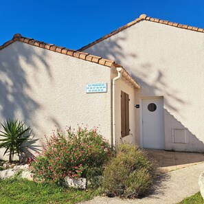 Exterior detail - House with an enclosed, tree-lined garden in La Palmyre (Les Mathes)